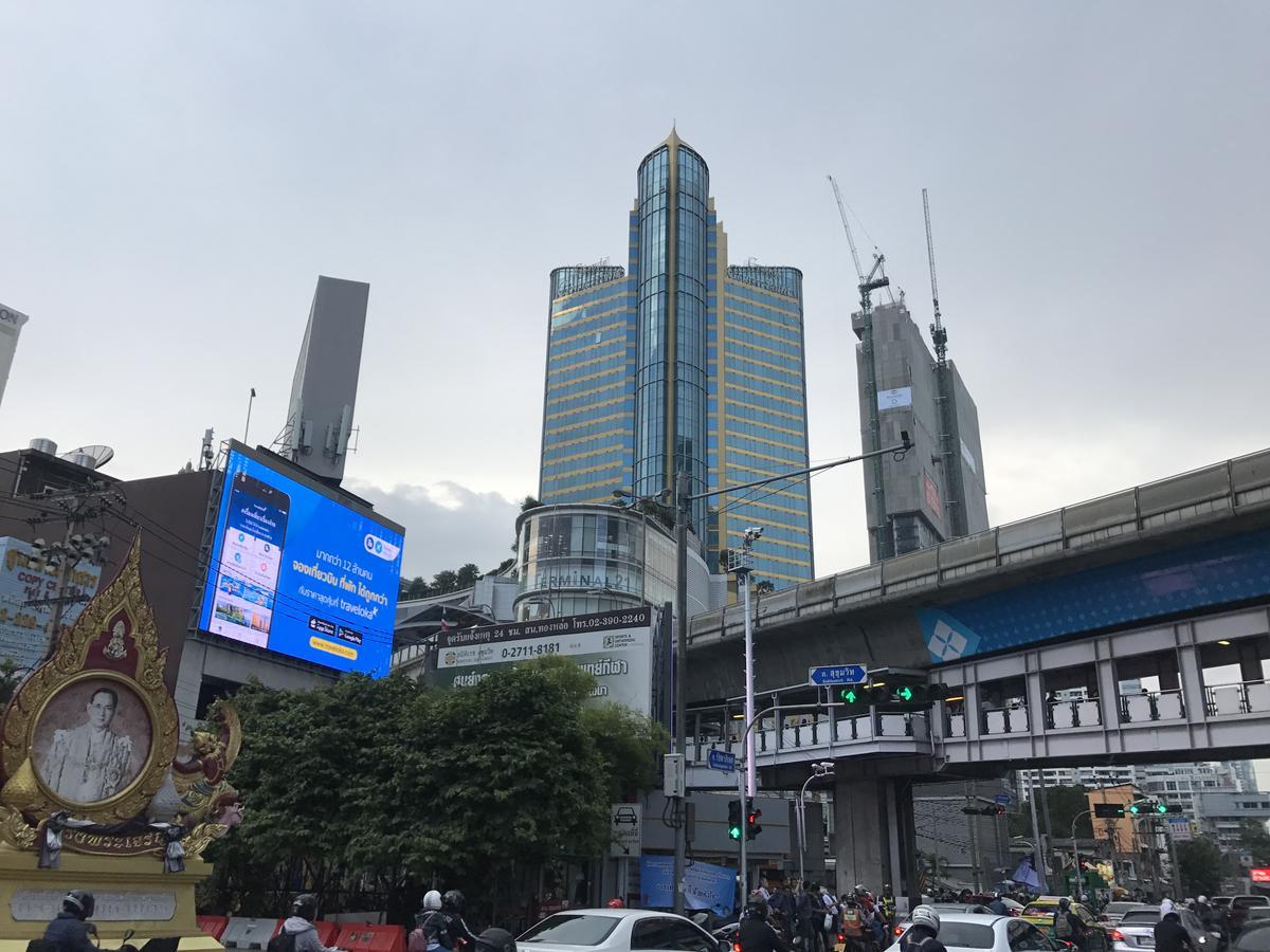 Twin Peaks Sukhumvit Suites Bangkok Exterior foto