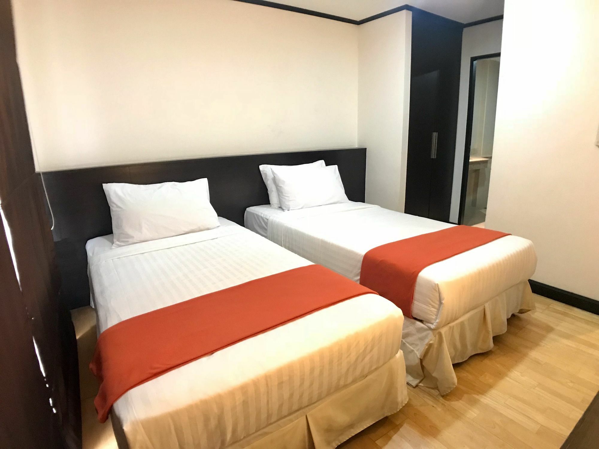 Twin Peaks Sukhumvit Suites Bangkok Exterior foto
